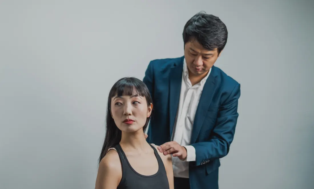 Dr. Marcus Pai avaliando dor cervical e ombro