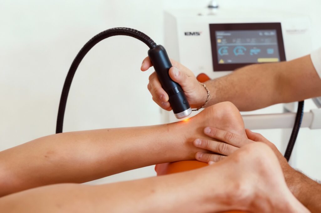 Paciente recebendo tratamento com laser de alta intensidade