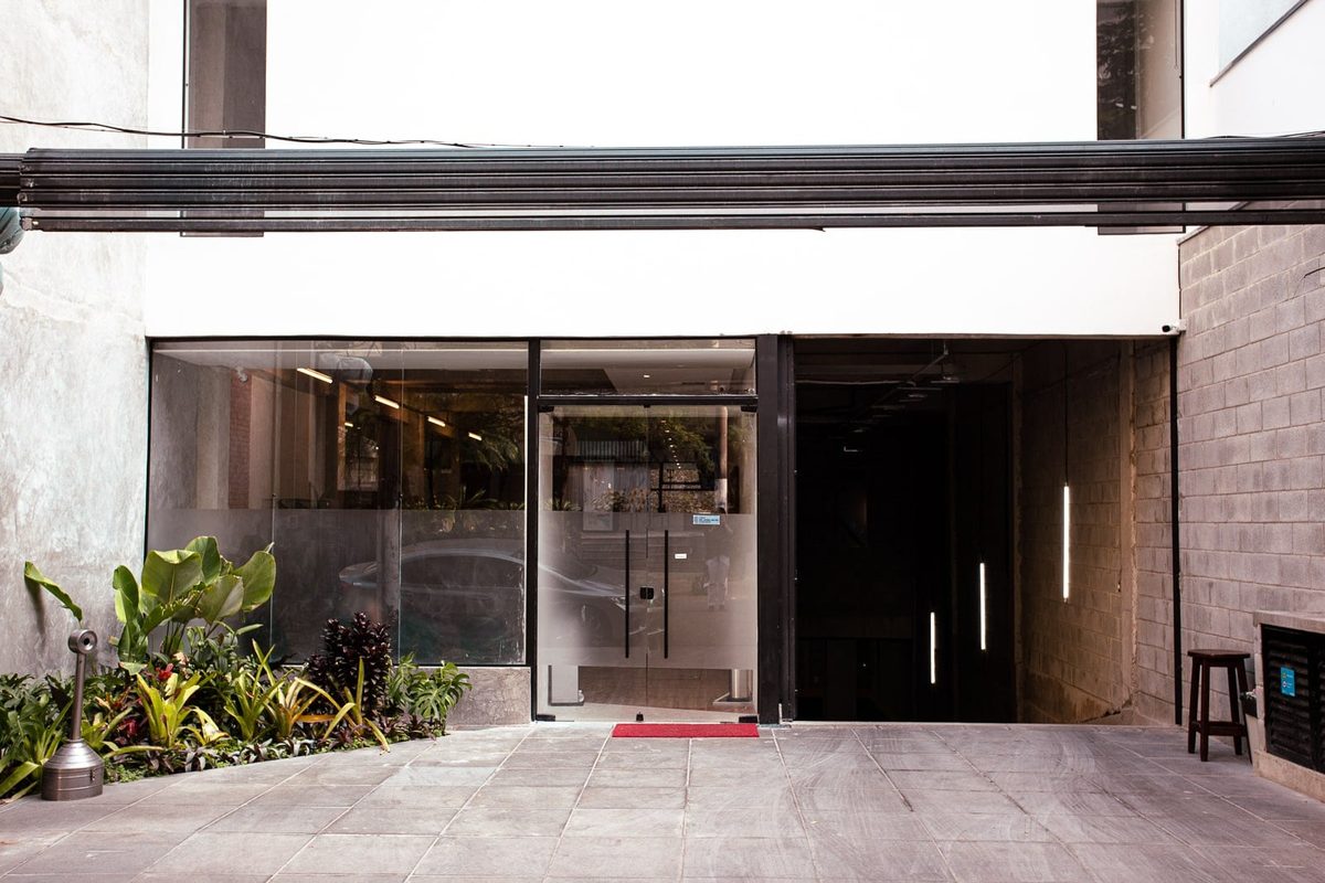 Entrada da clínica na Alameda Jaú, 687, com portas de vidro