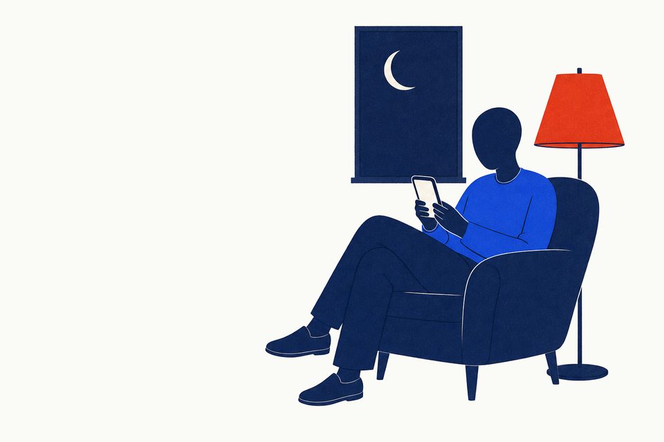 Ilustração: uma pessoa sentada numa poltrona lê no celular à noite, ao lado de um abajur de cúpula vermelha e de uma janela com lua crescente